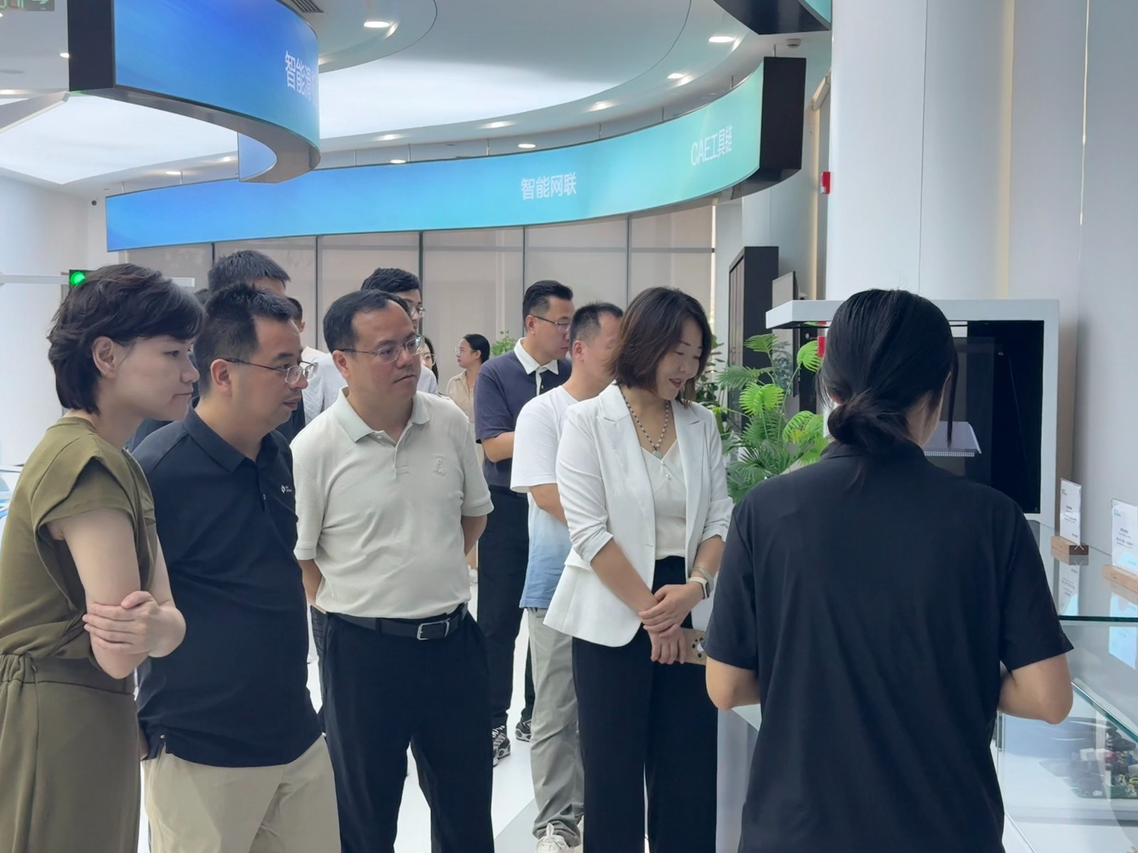 参观1.jpg